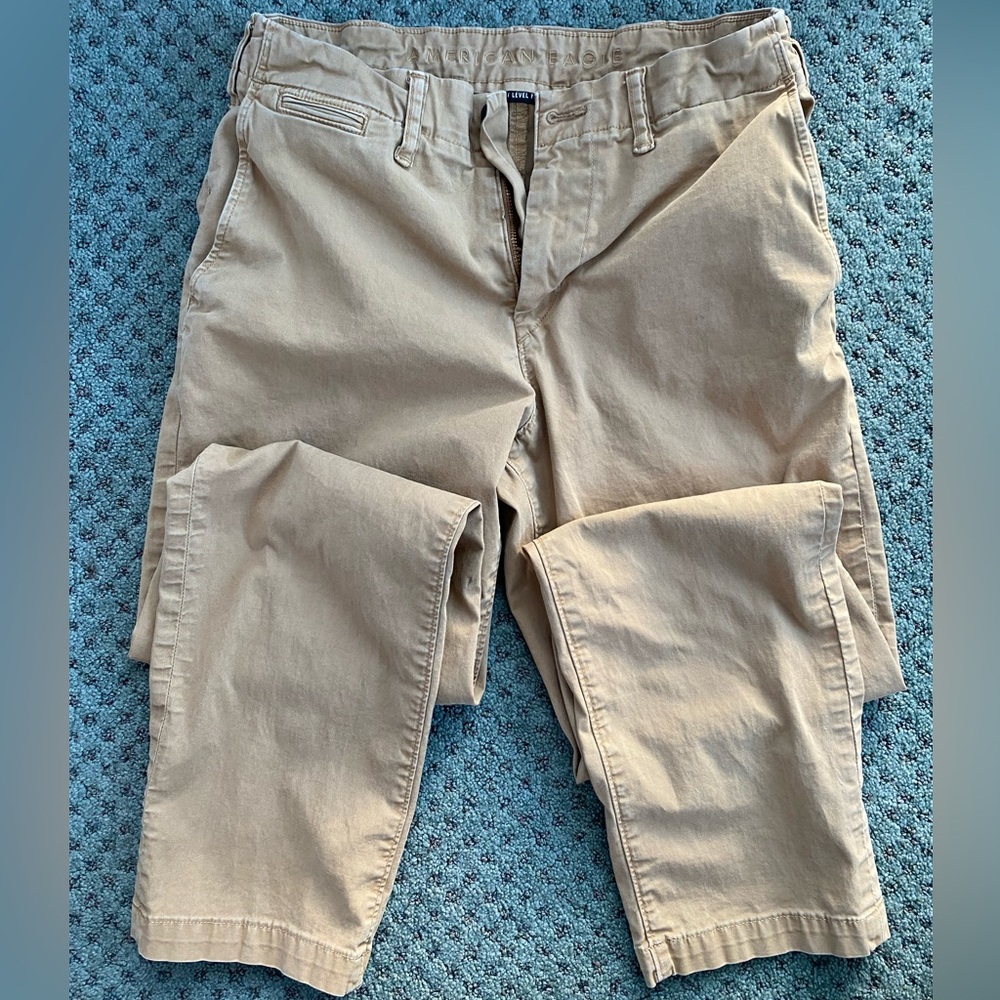 Men’s American Eagle khakis. Original Straight. Ne(x)t level flex. Size 30x32